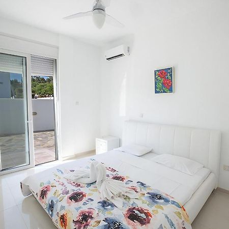 Villa Protara Chrysos - Beautiful 5 Bedroom Protaras Villa - Walking Distance To Fig Tree Bay Exterior photo